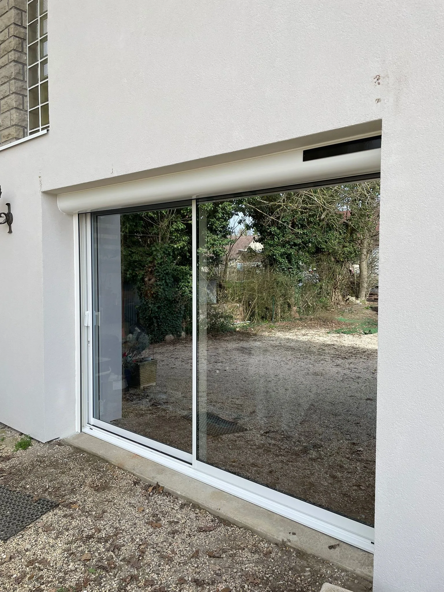Pose d'un coulissant aluminium et volets roulants solaires à Courlaoux