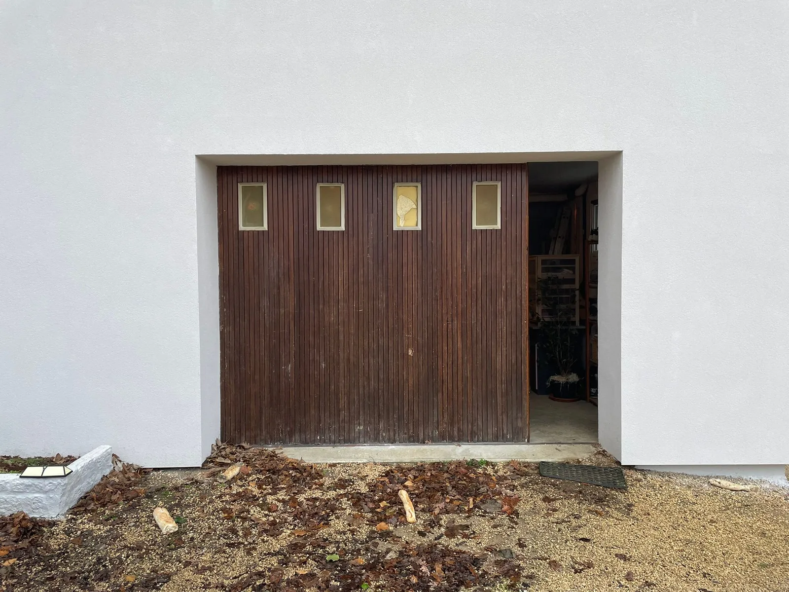 Pose d'un coulissant aluminium et volets roulants solaires à Courlaoux — avant travaux