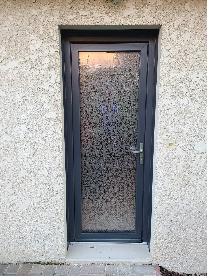 Remplacement d'une porte d'entrée PVC gris anthracite RAL 7016 à Lons-le-Saunier (39570)